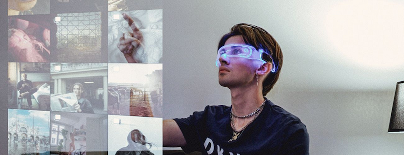 Mann Couch 3D-Brille Hologramm Instagram