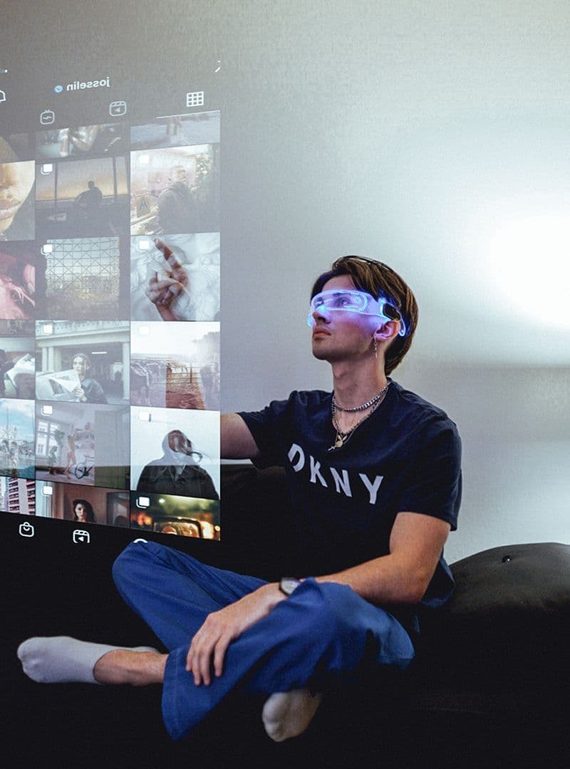 Mann Couch 3D-Brille Hologramm Instagram