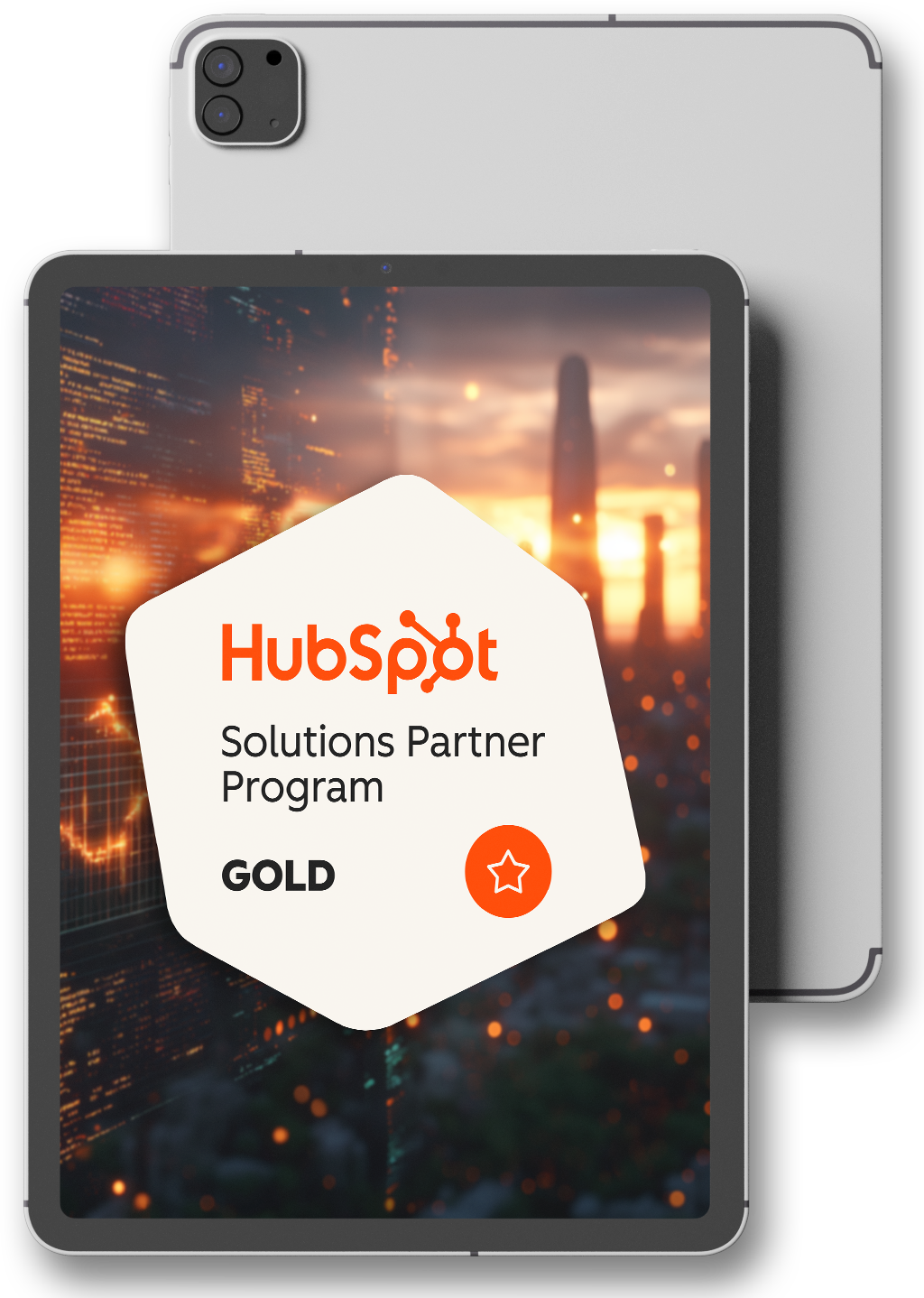 Tablet mit HubSpot-Partnerlogo vor futuristischer Stadtansicht bei Nacht.